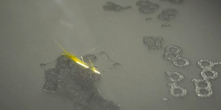 Proses pencetakan 3D logam sedang berjalan