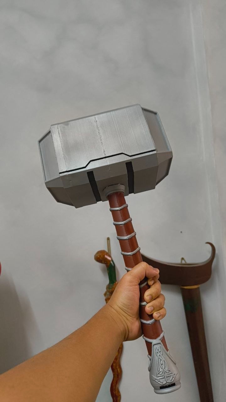 Hasil akhir props Mjolnir selepas proses cat warna