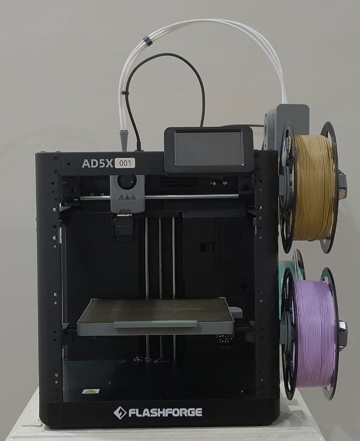 Sisi hadapan mesin printer 3D Flashforge AD5X