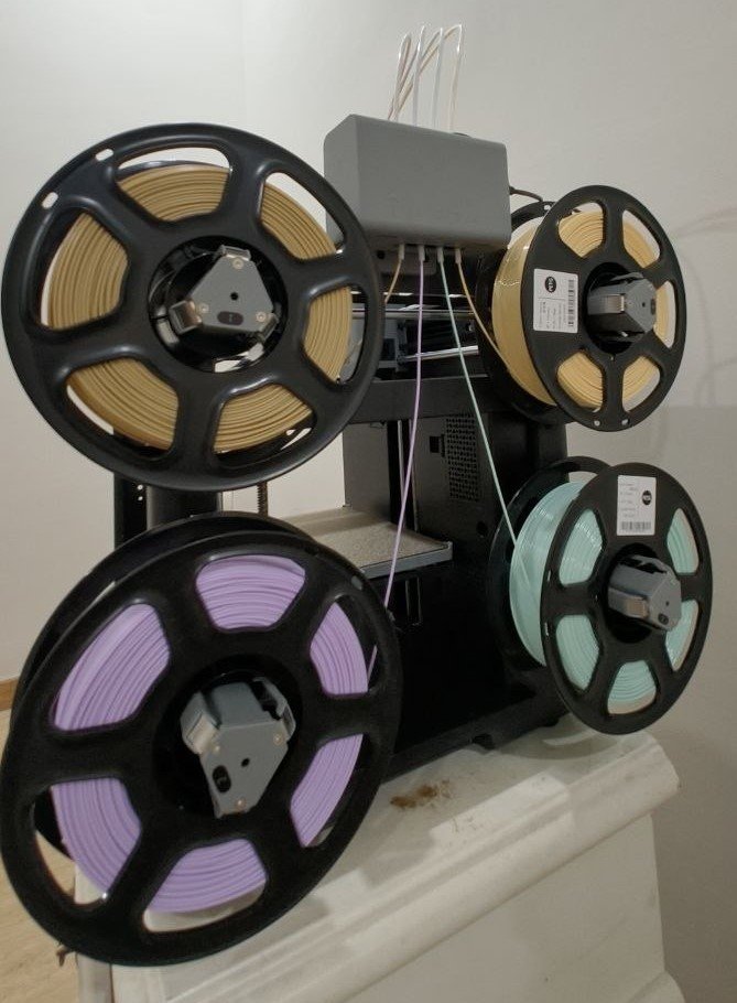 Kedudukan 4 spool holder filament di sebelah kanan Flashforge AD5X