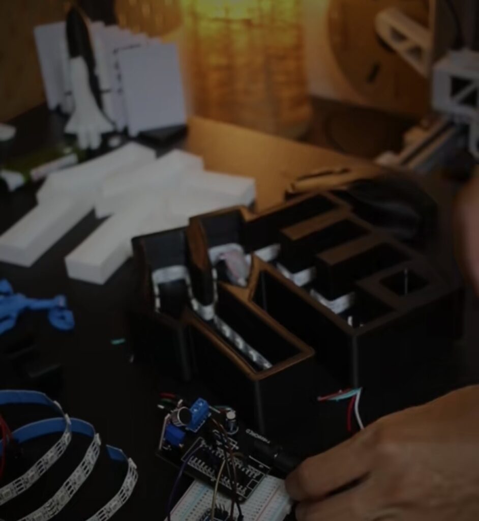 Proses pemasangan komponen elektronik ke dalam bekas cetakan 3D
