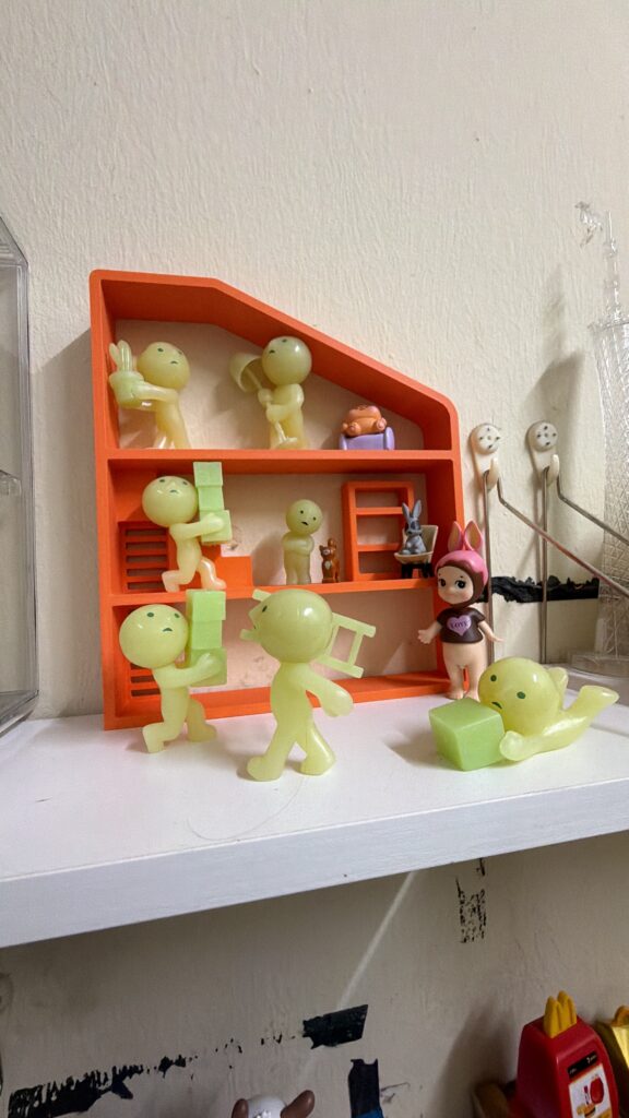 Figurine merata merata, display tak menarik