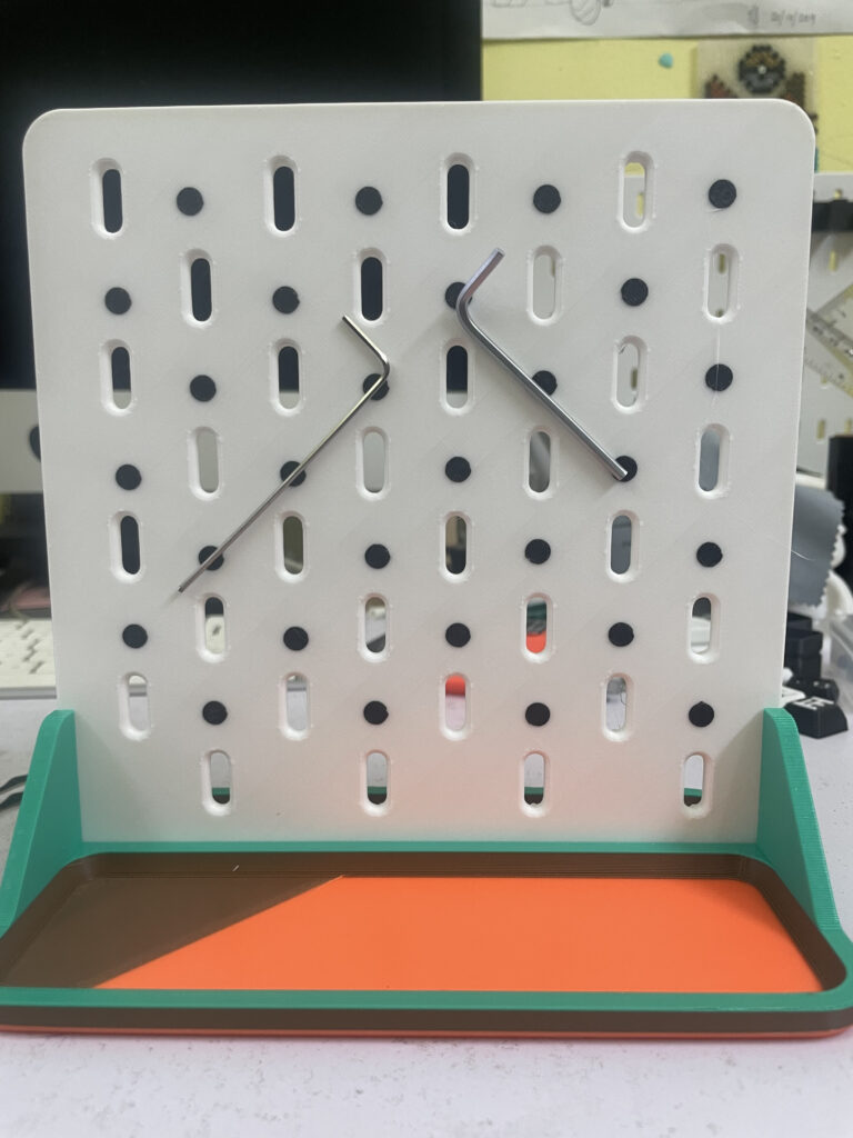Skadis board with magnet